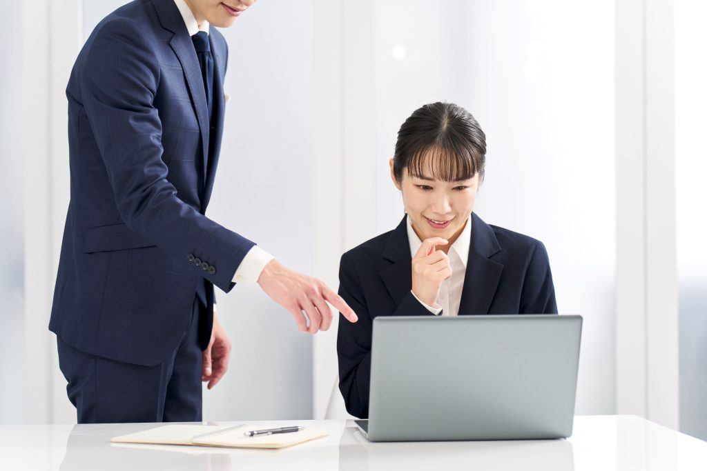 アウトソーシングと人材派遣の違い