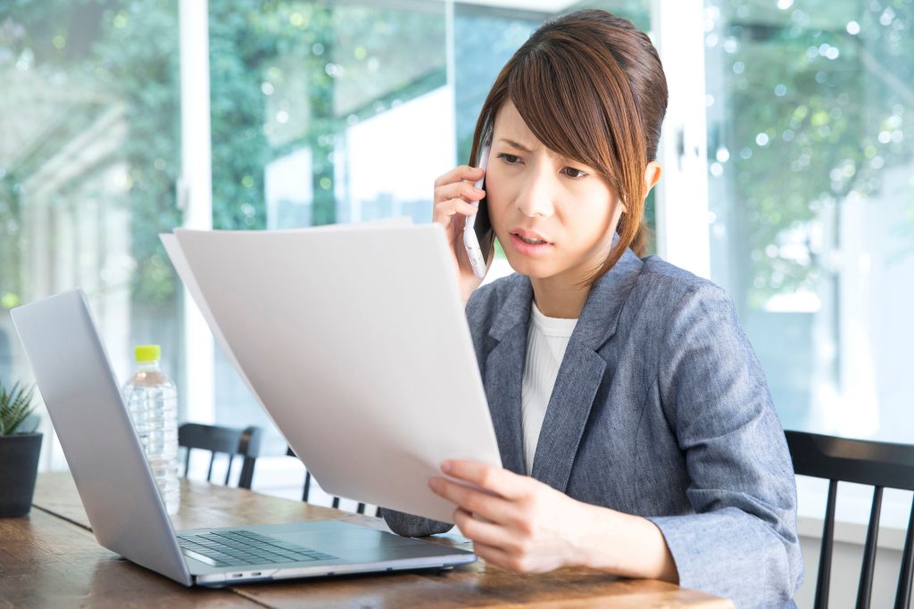 請求書の間違いを指摘する女性