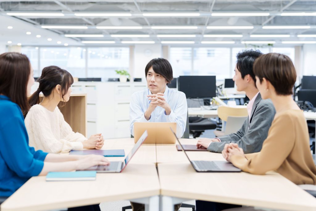 請求書のミスを防ぐために話し合うビジネスパーソンたち