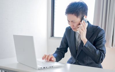 請求書のミスを指摘されて謝罪する事業主
