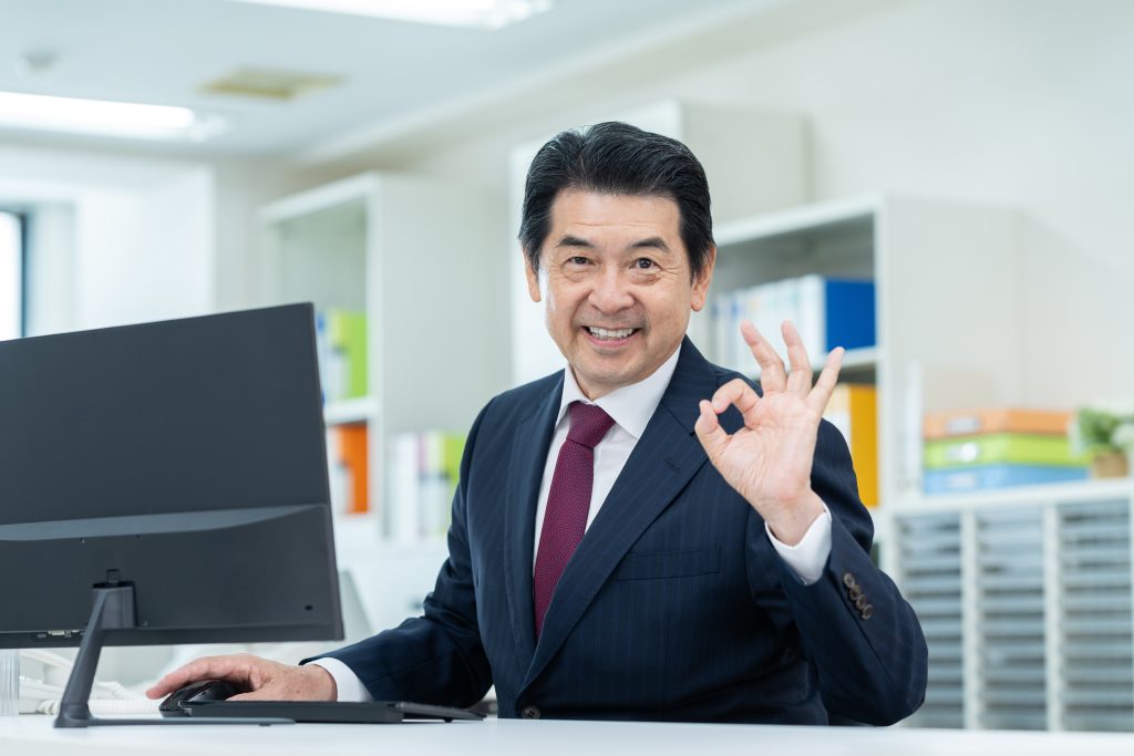 解決したよ、いいよって感じのおじさん
