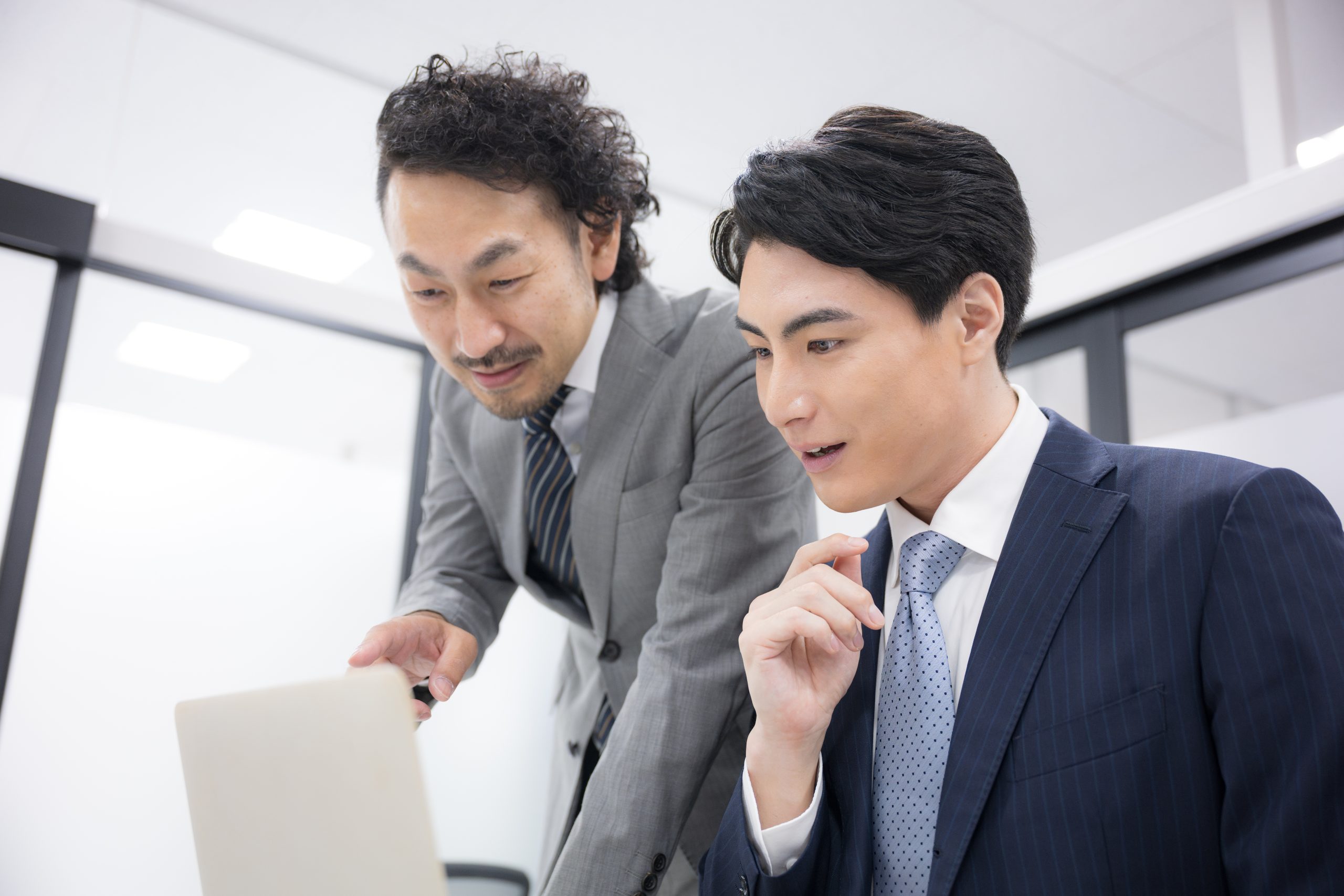 経理の仕事を教える