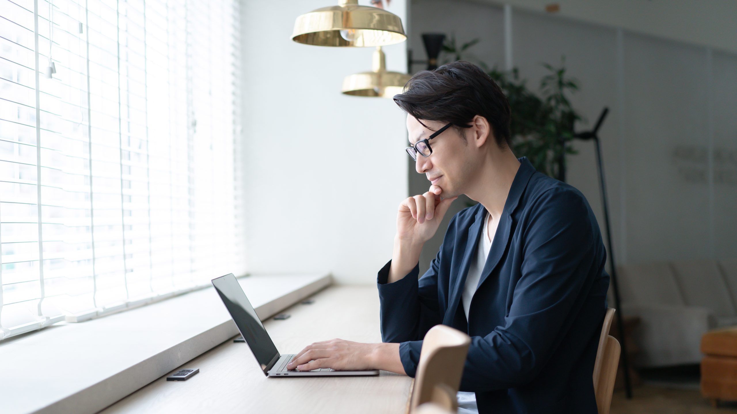 自分の仕事に集中する男性