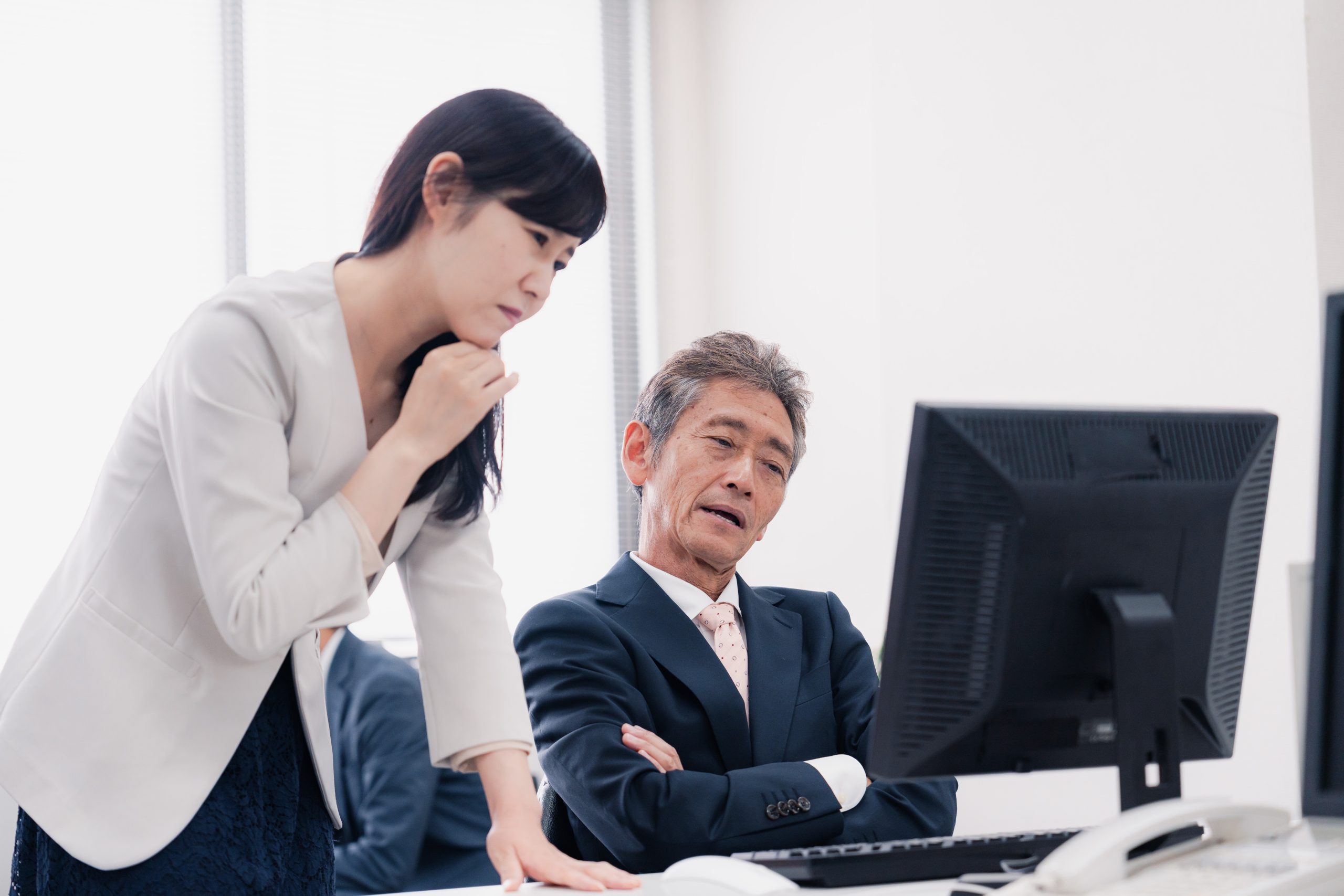 突然の退職に困惑している現場