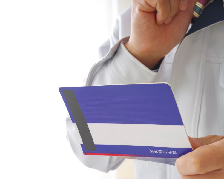 売掛金管理ミスで資金ショートを心配する男性