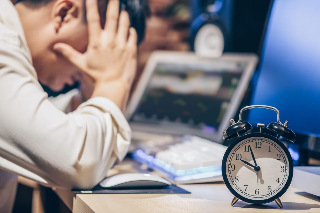 仕訳に時間がかかり他の業務ができず困っている中小企業事業主