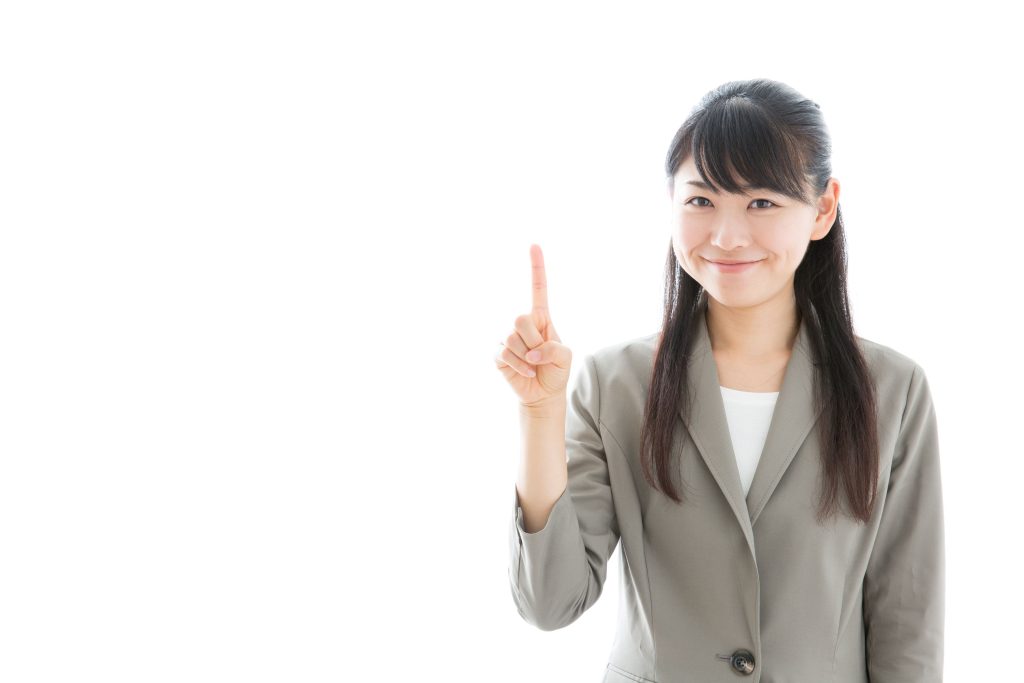 仕訳入力の大切さを解説する女性