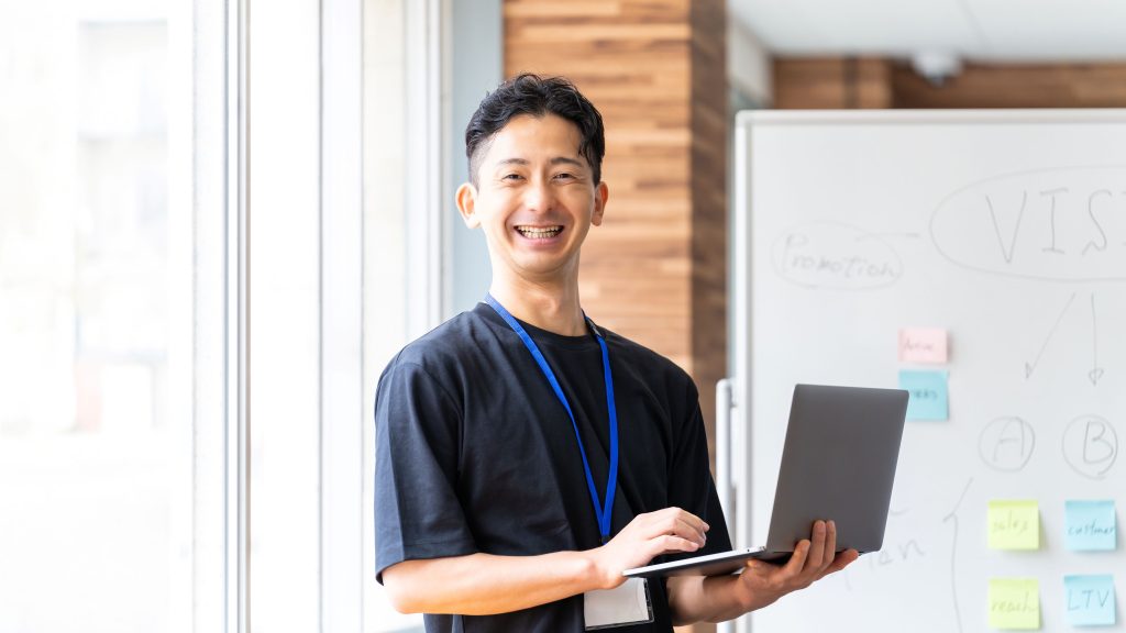 バックオフィスを代行に依頼して喜んでいる中小企業事業主