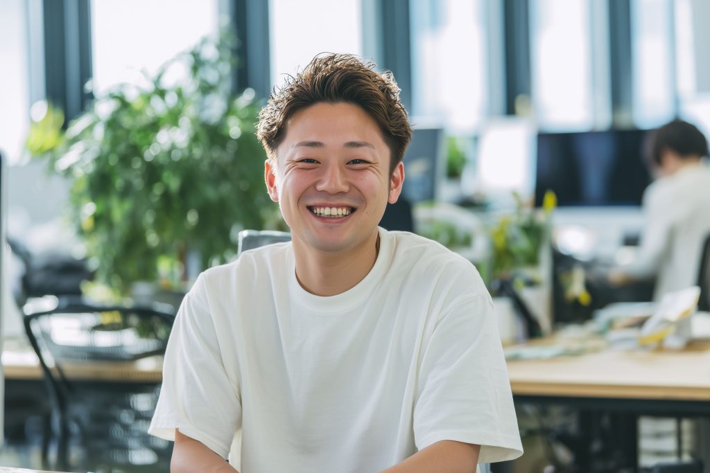 経費精算のアウトソ―シングをして満足げな男性