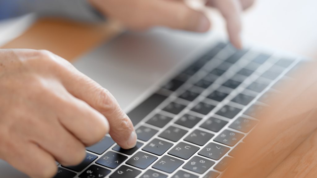 月次決算が遅れる原因の1つ、手入力や紙の運用などのアナログ業務