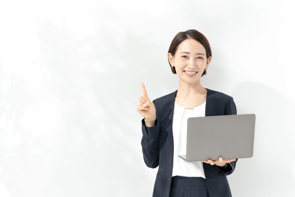 無料の会計ソフトでできることを説明する女性